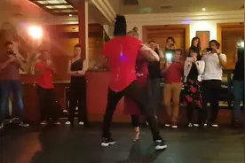 跳舞的黑哥服装好诡异，背后开拉链视频封面