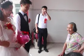 广西桂林农村一姑娘出嫁，告别亲人时，亲人们都给了大红包