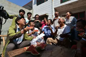 六旬夫妇摄制组拍方言普法剧获赞图片