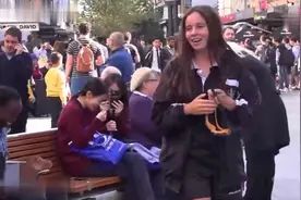 国外爆笑街头恶搞：蒙眼踢足球，路人太单纯旁边围观的笑抽了视频封面