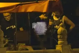 张一山被曝当街撒尿抓男性友人裤裆 就连性向也成谜?图片