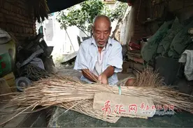为了留住那份乡愁 平度七旬渔翁编制蓑衣六十载图片