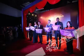 重庆杜莎夫人蜡像馆开馆 重庆崽儿张晋带老婆蔡少芬回家秀恩爱图片