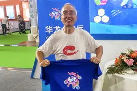 缘分！铁杆用户穿华龙网第一代logoT恤现身文博会图片