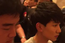 [TFBOYS][新闻]160912 王源下班路透笑容灿烂深夜小甜品图片
