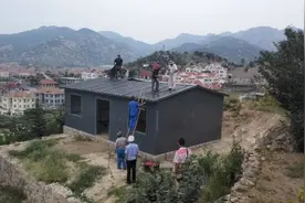 板房建在半山腰 崂山城管拆除隐蔽违法建筑图片