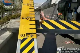 郑州限高杆三天被撞4次，终于有人站出来说话了！图片