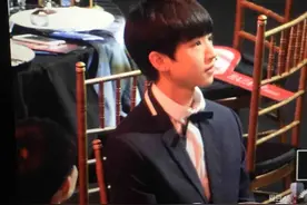 [TFBOYS][分享]160910 王俊凯晚宴台下认真看表演 喝完水萌吐舌头图片