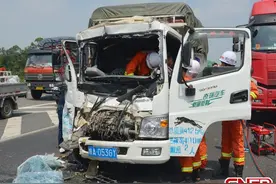 四川绵阳小货车追尾1人被困 消防紧急救援图片
