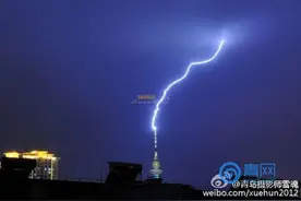 青岛摄影师拍下雷电击中电视塔瞬间图片