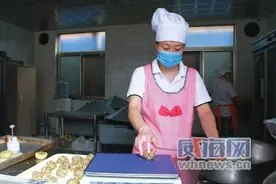 她做了16年的五仁月饼 订单量不降反增图片