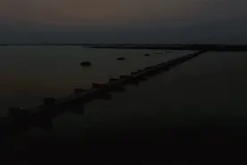 千米“长龙”星夜锁大江，东部战区某舟桥旅26分10秒夜晚长江架起千米钢桥图片