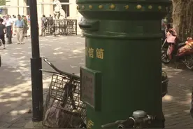 找不到！寄信跑几条街才见一个邮筒 信太少！邮递员取信一周仅取到几封图片