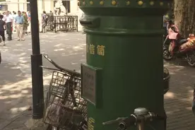 找不到！寄信跑几条街才见一个邮筒 信太少！邮递员取信一周仅取到几封图片