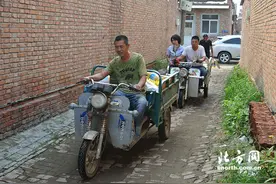 北辰区企业家慰问贫困户:帮乡亲们走过困难日子图片