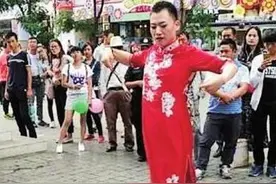男子昆明南屏街穿旗袍展舞姿 网友直呼“辣眼睛”图片