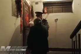 男子带着老妈坐公交 坐着坐着妈丢了图片