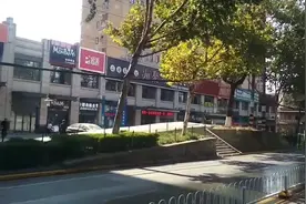 武汉石牌岭：很破的一条街 10年前去K过歌 现都是去撮虾子的班子