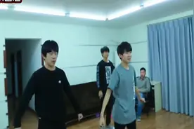 王俊凯排练唱嗨了，开始吼，老师：别吼王俊凯视频封面