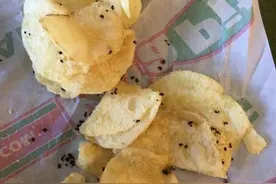 少女吃「黑胡椒」洋芋片　吃一半竟发现…图片