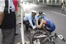 铁人三项参赛选手自行车爆胎，民警公交司机帮忙补胎图片