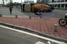 突发快讯！水泥搅拌车急刹后侧翻，自行车被“泰山压顶”！老人腿被压罐体下v...图片