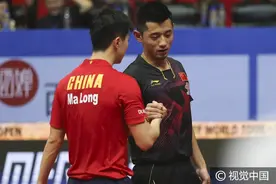 星星眼围观高颜值之战 中国乒乓球公开赛：张继科3-4马龙图片