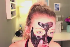 美女敷黑面膜去黑头，揭开后就这样了！