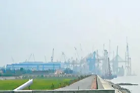 日本记者沪长兴岛刺探中国航母情报:未进厂区拍到影子图片