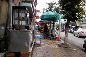 餐桌摆上人行道  道路狭窄过路难图片