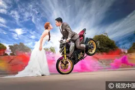 泰国：新郎婚礼骑爱车秀“特技”，拍摄炫酷婚纱照图片