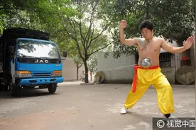 佛山：牛人三月练绝活，肚皮能吸碗还能拉4吨货车图片