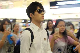 陈学冬现身机场见镜头吐舌卖萌图片