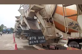 混凝土搅拌车装上防滴漏袋图片