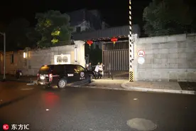 独家：曝乔任梁在上海住宅内死亡 警方已排除他杀现场殡仪车停小区门口图片