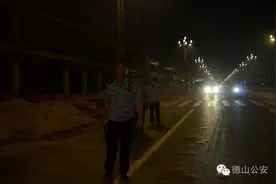 民警夜间巡逻，守护城市平安图片