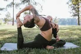 美国辣妈瑜伽喂娃两不误 看父母带娃健身的有爱场面图片