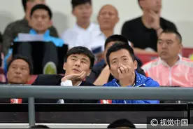 中甲：天津权健Vs大连一方 黄健翔、李玮峰观战图片