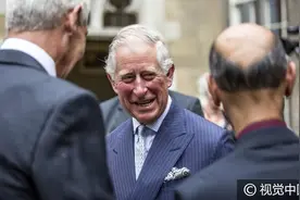 英国皇家邮政500岁了 查尔斯王子试骑摩托车变“送报小哥”图片