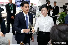 笑那么媚！彭于晏手持折扇耍帅 获保镖护驾排场大微笑挥手超亲和图片