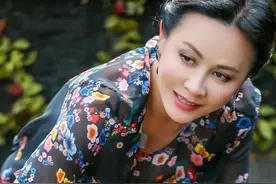 一字马重现江湖！谢娜180度劈叉柔韧度惊人搓衣板当琴弹 刘嘉玲洗衣干活成农妇图片