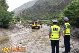 茂县暴雨引发泥石流致213国道中断 已恢复双向通行图片