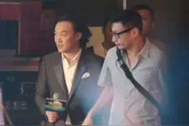 陈奕迅顶销魂卷发发际线堪忧 一路获众人护驾排场大图片