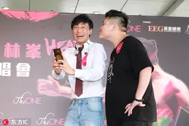 林峰遭男粉上下其手尴尬狂擦汗 昔日古装鲜肉自曝愿做gay界男神图片