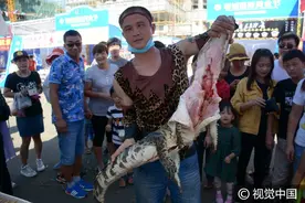 山东聊城现鳄鱼肉烤串，30元一串引围观图片