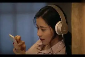 女子独自在家，总感觉房间里还有一个人