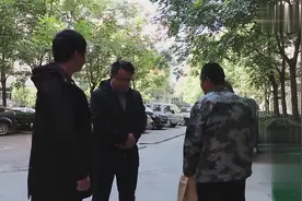 弟弟嫌弃哥哥是捡垃圾的，见面竟然装作不认识，真现实视频封面