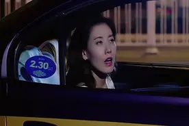 丈夫在广场躺着睡觉，妻子打电话问他在哪，丈夫真是神回复视频封面