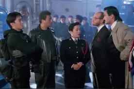 关键时刻拿着上司来挡，感觉这大兄弟以后没好日子了，真经典！视频封面