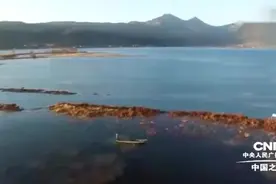 拉市海自然保护区内违规建设高尔夫球场，多部门监管失察被问责。视频封面